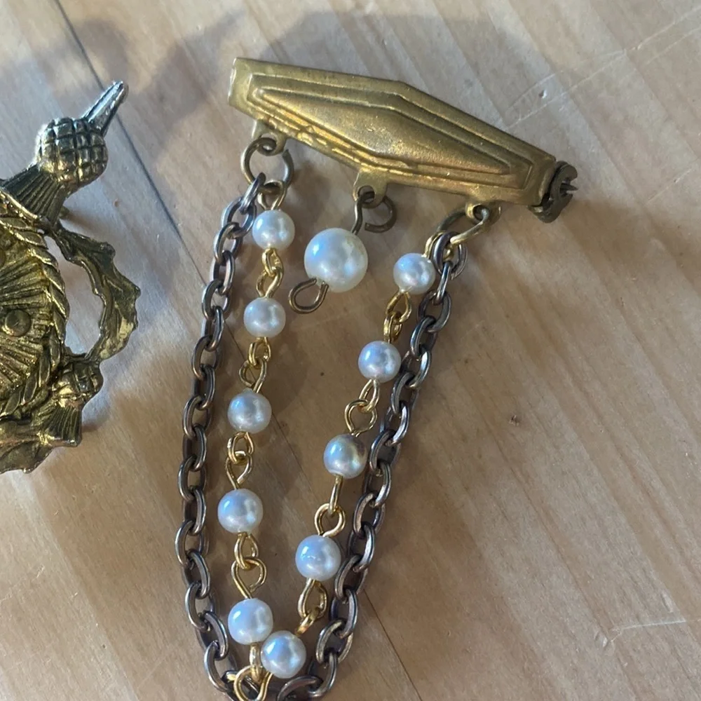 Eight vintage pins assorted‎ broaches